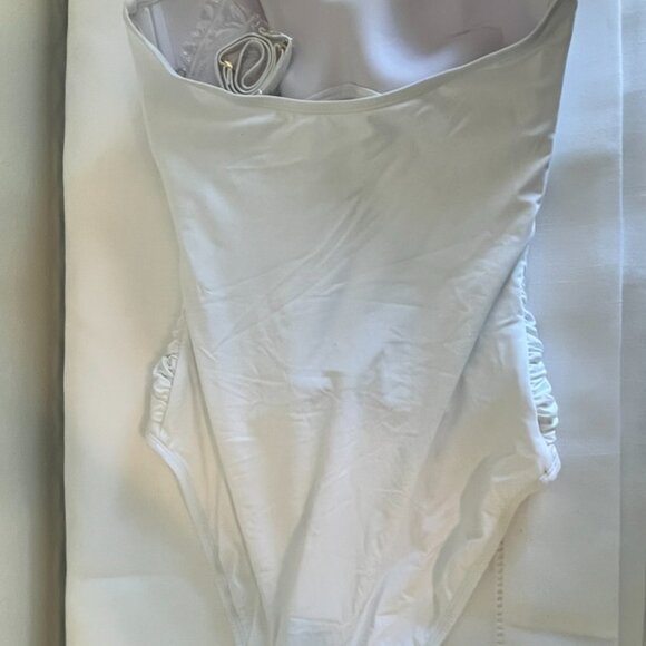 Bleu Rod Beattie Kore Twist Bandeau Premium One-Piece Swimsuit in White Size 10 - Picture 5 of 6